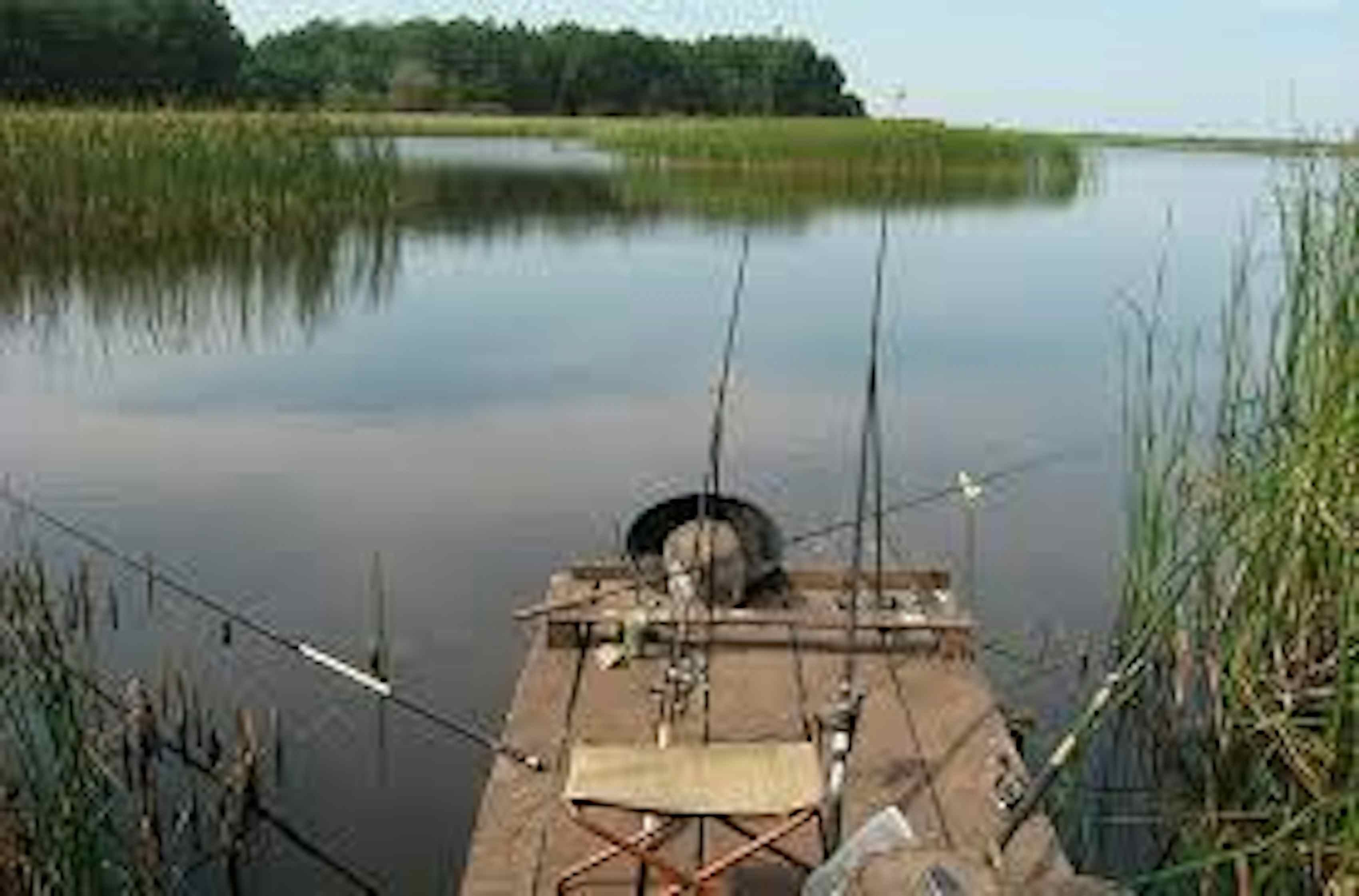 Ловля на озере видео. Озеро с удочкой. Обустройство места для рыбалки. Удочка на берегу озера. Красивые места для рыбалки.