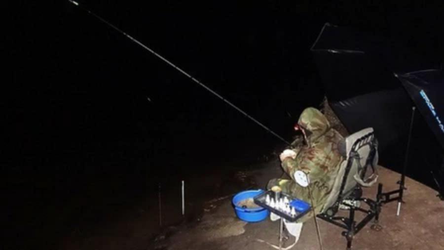 Ловить рыбу ночью. Ночная рыбалка. Ночная рыбалка на фидер. Ловля ночью. Ловля ночью на фидер.